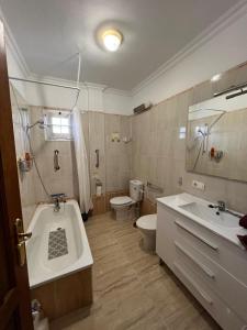 un bagno con vasca, WC e lavandino di Casa Romántica a El Paso Altre 23 foto
