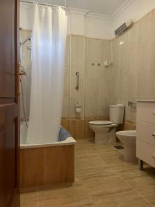 un bagno con vasca, WC e doccia di Casa Romántica a El Paso