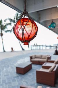 een rood licht in een woonkamer met banken en stoelen bij Banana River Resort in Cocoa Beach