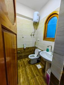 La salle de bains est pourvue de toilettes et d'un lavabo. dans l'établissement Gina Motel Dahab, à Dahab