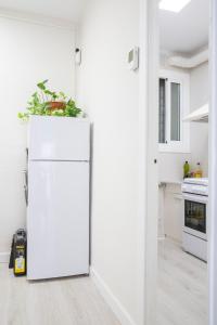 una cocina blanca con nevera blanca en una habitación en Precioso apartamento en Premià de Dalt, en Premià de Dalt