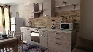 Casa al Mare STELLA MARINA tesisinde mutfak veya mini mutfak