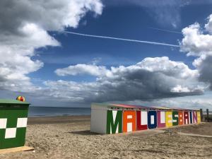 ダンケルクにあるLa Plageの海水浴場の色鮮やかな容器