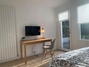 ダンケルクにあるLa Plageのベッドルーム(デスク、テレビ、ベッド付)