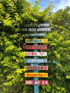 un letrero de la calle con muchas señales diferentes. en Espaço Leão Eventos en Rio Branco