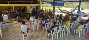 una multitud de personas sentadas en sillas viendo una presentación en Espaço Leão Eventos en Rio Branco