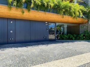 a building with a blue door and a courtyard at Atlântico Collection in Rio de Janeiro