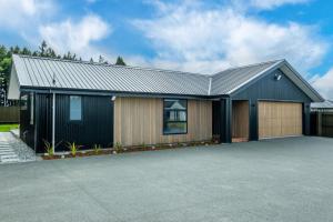 una casa con techo gris y garaje en Elegant, Executive Retreat en Methven