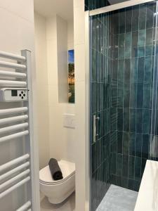 La salle de bains est pourvue de toilettes et d'une douche en verre. dans l'établissement Grande maison de pêcheur - centre de Trouville, à Trouville-sur-Mer