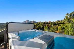 Unrivaled views Large uptown home wIth SwimSpa and Sauna内部或周边的泳池
