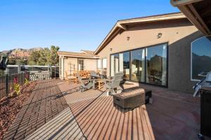 Unrivaled views Large uptown home wIth SwimSpa and Sauna的阳台或露台