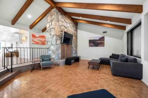 Unrivaled views Large uptown home wIth SwimSpa and Sauna的休息区