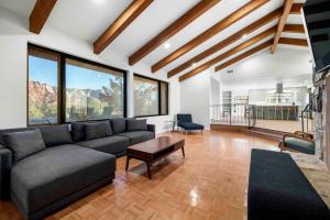 Unrivaled views Large uptown home wIth SwimSpa and Sauna的休息区