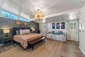 Posteľ alebo postele v izbe v ubytovaní Heart of Uptown Sedona with Epic Views HotTub Trails