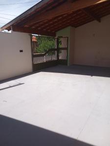 an empty parking lot with a gate in a building at Recanto WL in Olímpia