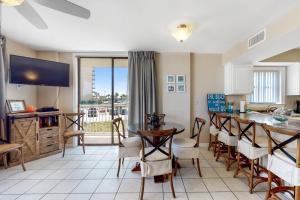 Μια τηλεόραση ή/και κέντρο ψυχαγωγίας στο Seaside Beach and Racquet 3201