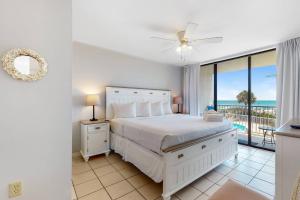 Ένα ή περισσότερα κρεβάτια σε δωμάτιο στο Seaside Beach and Racquet 3201