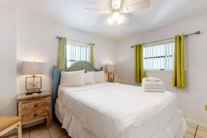 Ένα ή περισσότερα κρεβάτια σε δωμάτιο στο Seaside Beach and Racquet 3201