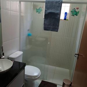 uma casa de banho com um chuveiro, um WC e um lavatório. em Gray House 4 Londrina - Pr (Jd. Santiago) em Londrina