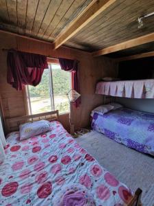 1 dormitorio con 2 camas en una habitación en cabaña hermosa vista en maicolpue playa grande, en Osorno