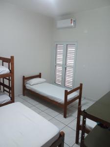 a room with two bunk beds and a window at Recanto WL in Olímpia