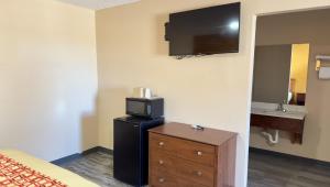 TV a/nebo společenská místnost v ubytování Regency Inn Hondo