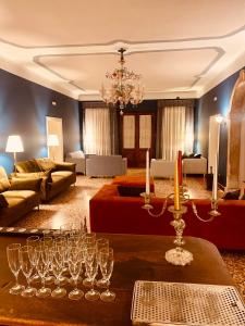 soggiorno con bicchieri da vino su un tavolo di Villa Ca' Damiani Rooms & Apartments a Caneva