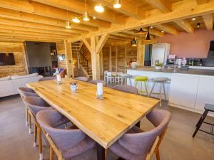 ein Esszimmer mit einem Holztisch und Stühlen in der Unterkunft Chalet de standing avec jacuzzi et ski-room, 5 chambres - FR-1-505-199 in Notre-Dame-de-Bellecombe + 16 Fotos