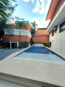 una piscina di fronte a un edificio di Hotel Villa Prats a Manuel Antonio
