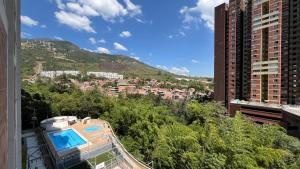una vista de la ciudad desde el balcón de un edificio en Apartamento en Bello, en Bello