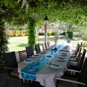 - une longue table avec des assiettes et des verres à vin dans l'établissement CASA DOMPER VIVIENDA DE TURISMO RURAL, 