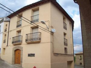 un bâtiment avec balcon et porte dans une rue dans l'établissement CASA DOMPER VIVIENDA DE TURISMO RURAL, 
