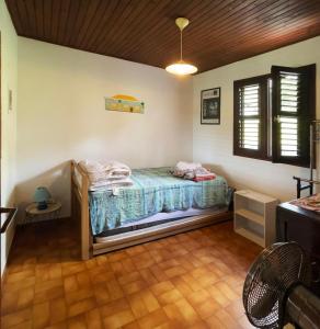 1 dormitorio con 1 cama en la esquina de una habitación en Villa Vivi en Gros-Morne