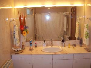 La salle de bains est pourvue d'un lavabo et d'un grand miroir. dans l'établissement CASA DOMPER VIVIENDA DE TURISMO RURAL, 
