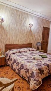 1 dormitorio con cama y pared en Wine House, en Capannori