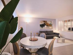 salon ze stołem i kanapą w obiekcie Appartement parisien au cœur de Montparnasse w Paryżu