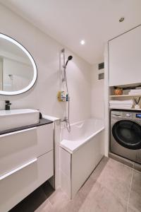 łazienka z umywalką i pralką w obiekcie Appartement parisien au cœur de Montparnasse w Paryżu