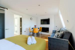 ein Schlafzimmer mit einem Bett und ein Wohnzimmer in der Unterkunft Regent's Park & Baker Street Modern Apartments! in London