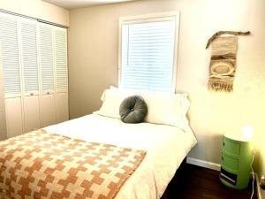 タオスにあるFully Furnished, Serene Taos Houseのベッドルーム1室(枕付きのベッド1台、窓付)