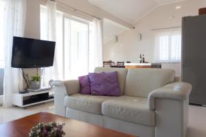 - un salon avec un canapé et une télévision dans l'établissement Luxury Apartments Con Vista, à Dubrovnik