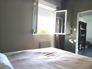 Ένα ή περισσότερα κρεβάτια σε δωμάτιο στο Chambre privative dans les vignes