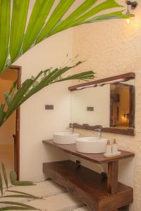 Baño con 2 lavabos y espejo en Spicepeek Boutique Hotel CMB Airport, en Katunayake