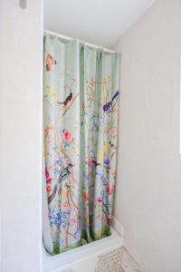 uma cortina de chuveiro com pássaros e flores em BIG House close to Metro Underground - Sleeps up to 13 em Londres