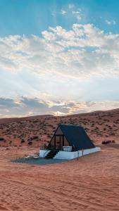 a small building in the middle of a desert at Marbella bungalows desert in Bidiyah