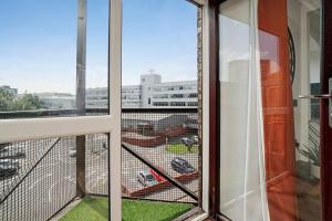 un balcone con vista su un parcheggio di New Slick Finnieston Pad w/ Free Parking a Glasgow