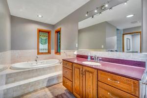 een badkamer met een bad, een wastafel, een bad en een spiegel bij Eagles Landing- Scenic 4 bedroom 5 bath sleeps 15 in De Soto