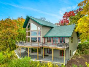 een luchtzicht op een huis met een groen dak bij Eagles Landing- Scenic 4 bedroom 5 bath sleeps 15 in De Soto