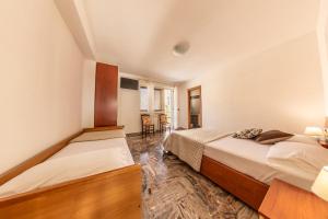 een slaapkamer met 2 bedden en een tafel en stoelen bij Profumi del Borgo in San Biase