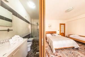 een badkamer met een bed, een bad en een wastafel bij Profumi del Borgo in San Biase