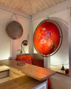 una habitación con una mesa y un gran bol de fruta en Matilda's lovely 2-bedroom house, en Vilna